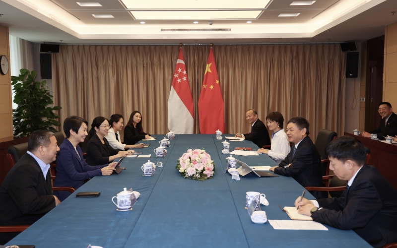 生态环境部部长黄润秋会见新加坡永续发展与环境部部长傅海燕