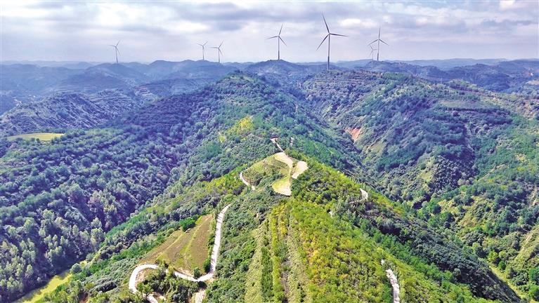 陕西牢固树立绿水青山就是金山银山理念,统筹山水林田湖草沙系统治理,扎实走好绿色低碳转型发展之路,全面推进美丽陕西建设 —— 绿色发展底色更加鲜亮