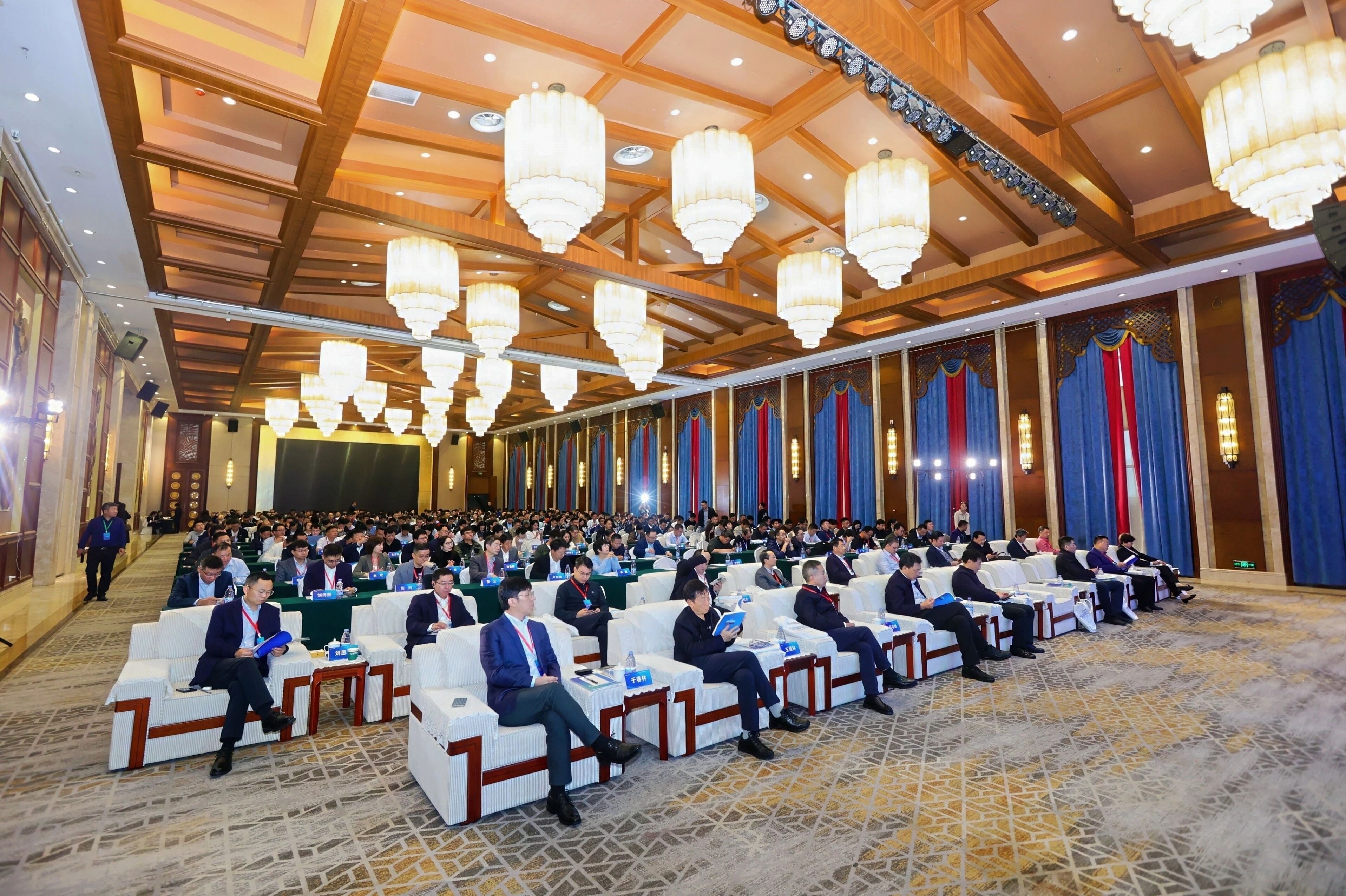 2025能源环境技术大会在武汉举行，共话能源绿色转型与低碳未来