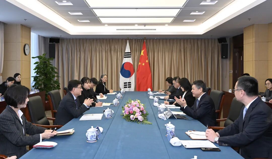生态环境部部长黄润秋会见韩国气候能源环境部部长金星焕