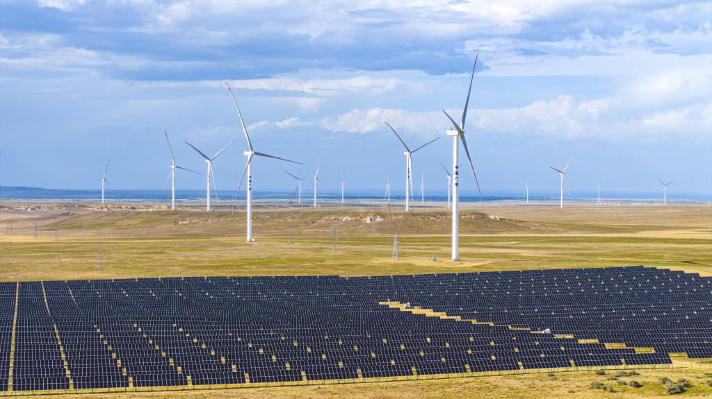 成本革命与规模效应: 中国在全球能源转型中的关键角色