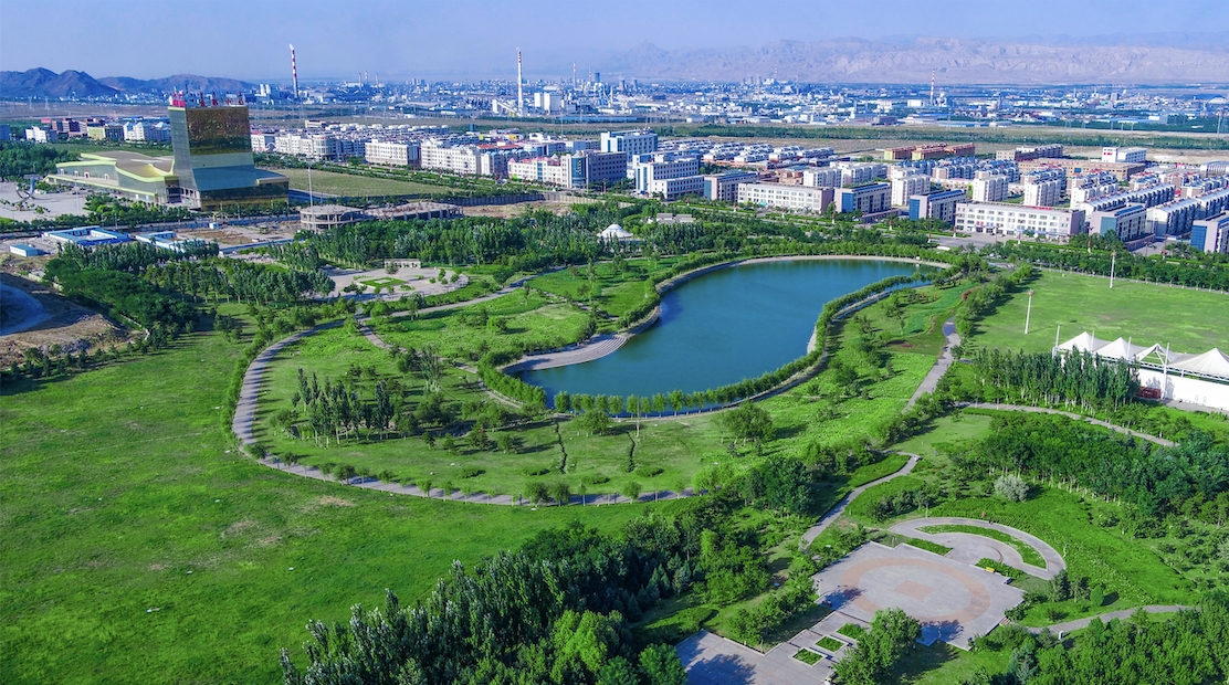 “追光治沙” 绿能涌动 —— 阿拉善探索生态与能源协同发展新路径 ​