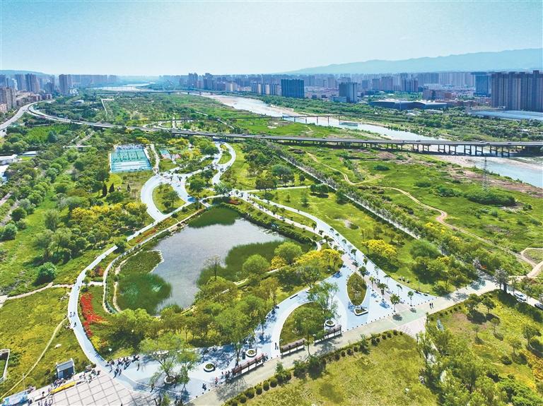 生态公园建设要顺应自然，加强湿地生态系统的整体性保护和系统性修复，促进生态保护同生产生活相互融合，努力建设环境优美、绿色低碳、宜居宜游的生态城市。 ——习近平  绘就人水和谐共生新画卷