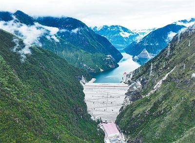 高山峡谷间建起世界第一高坝