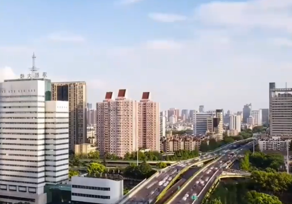 新能源汽车迎来两个“首次”突破