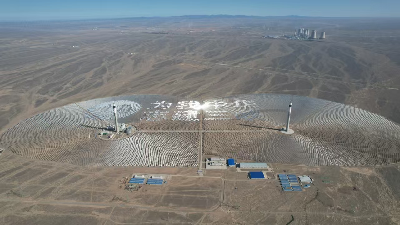 三峡恒基能脉瓜州70万千瓦“光热储能+”项目光热储能电站。受访者供图