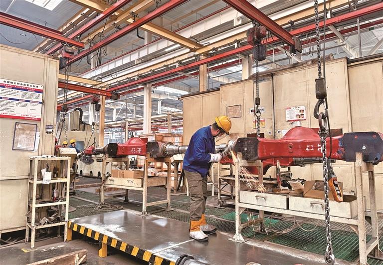 陕西汉德车桥有限公司工人在进行焊接（4月20日摄）。 记者 付玉玮摄